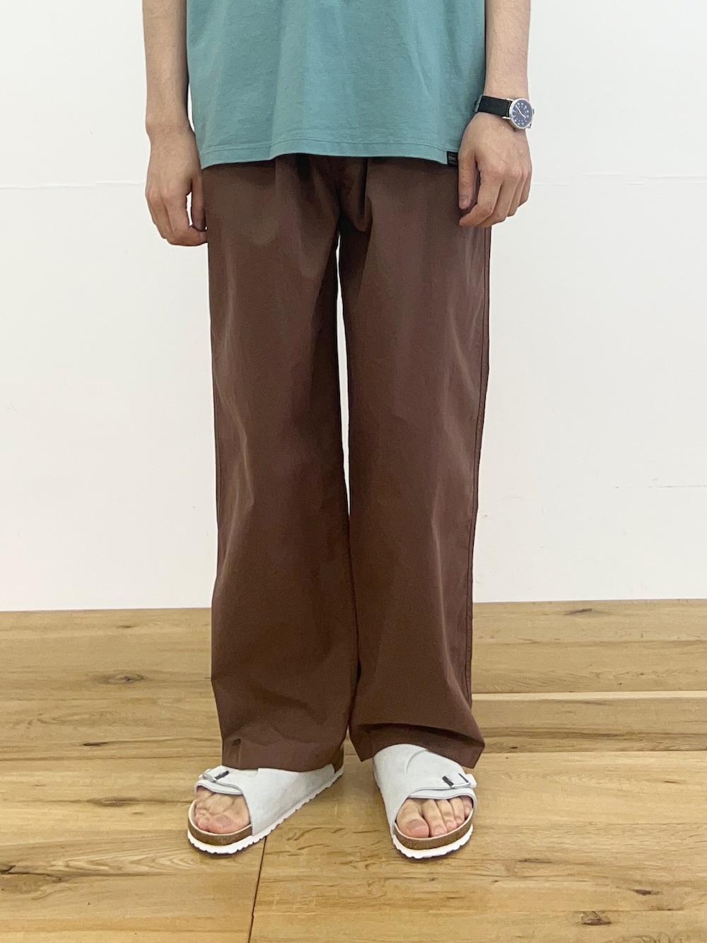グリーン系のTシャツ/カットソー、ブラウン系のその他パンツ、ホワイト系のその他を着用したメンズの春コーディネートの4枚目の写真