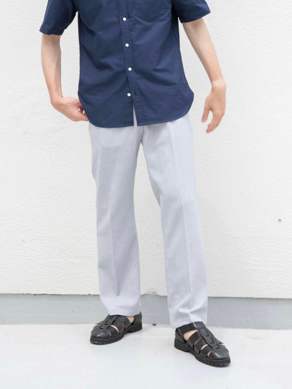 ブルー系のシャツ/ブラウス、グレー系のその他パンツを着用したメンズの春コーディネートの4枚目の写真