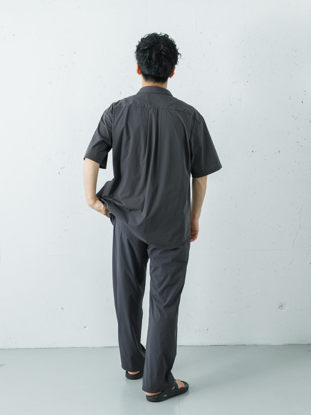 グレー系のシャツ/ブラウス、グレー系のその他パンツ、ブラック系のサンダルを着用したメンズの夏コーディネートの5枚目の写真