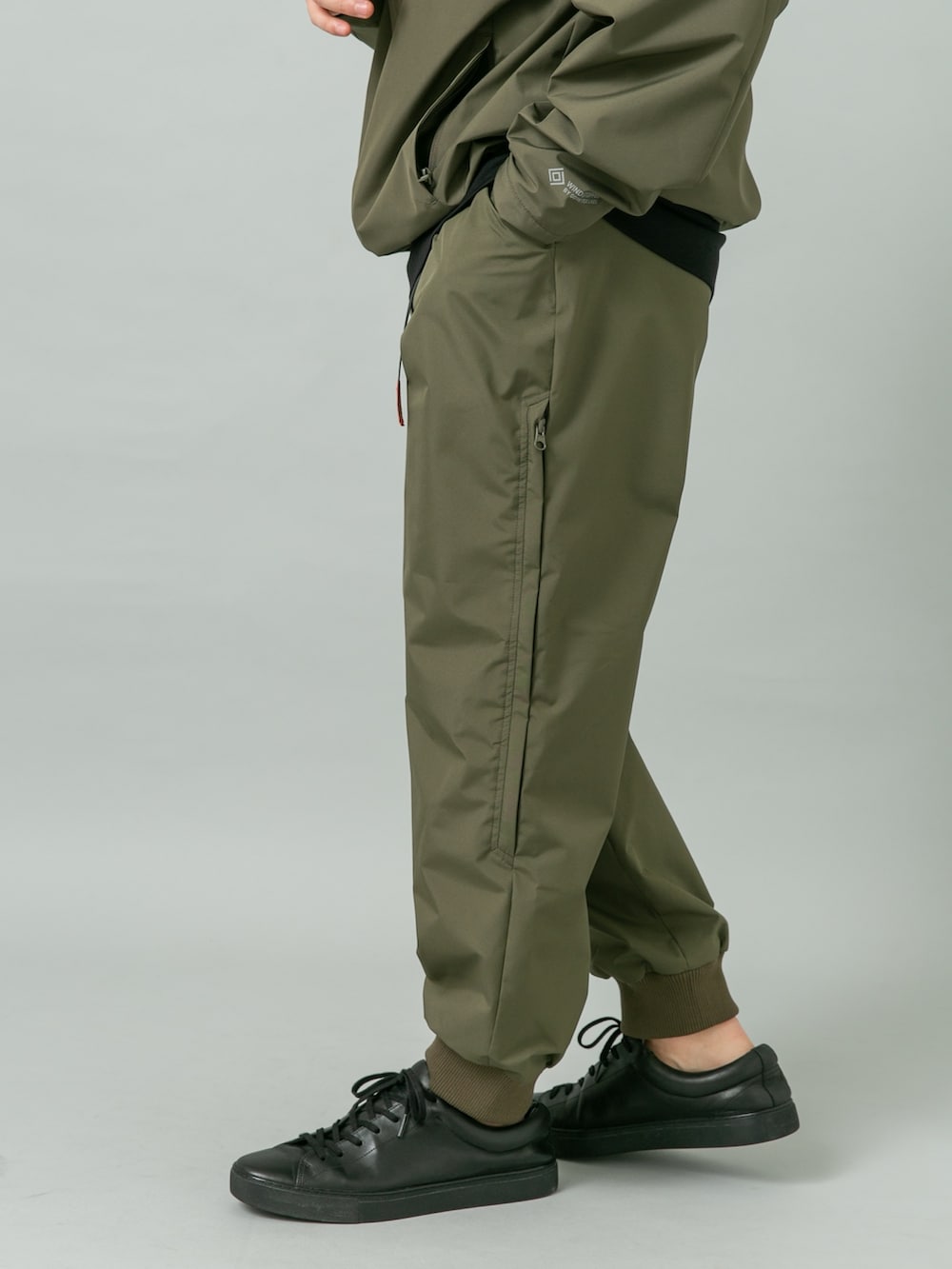 グリーン系のブルゾン、グリーン系のその他パンツを着用したメンズの冬コーディネートの4枚目の写真