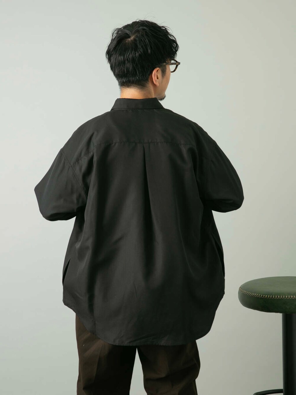 ブラック系のシャツ/ブラウス、ブラウン系のその他パンツを着用したメンズの夏コーディネートの5枚目の写真