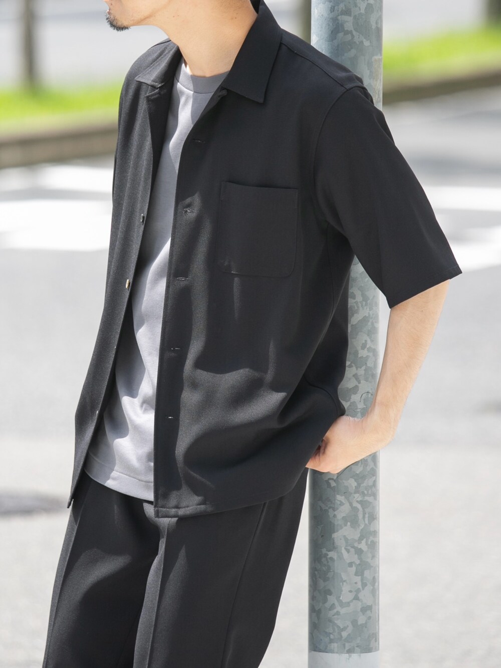 ブラック系のシャツ/ブラウス、グレー系のTシャツ/カットソー、ブラック系のその他パンツを着用したメンズの夏コーディネートの3枚目の写真