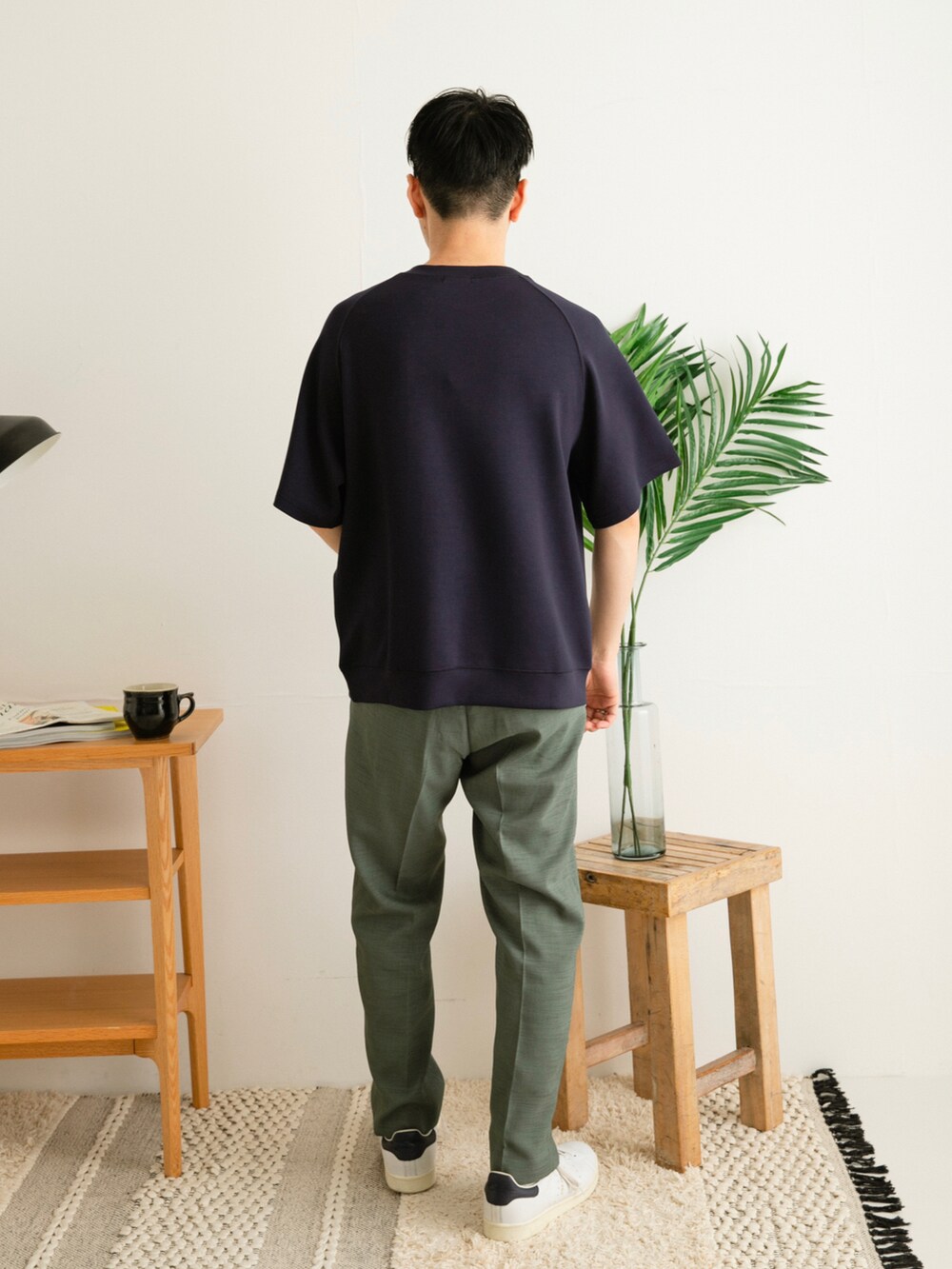 ブルー系のTシャツ/カットソー、グリーン系のスラックス、ホワイト系のその他を着用したメンズの春コーディネートの3枚目の写真