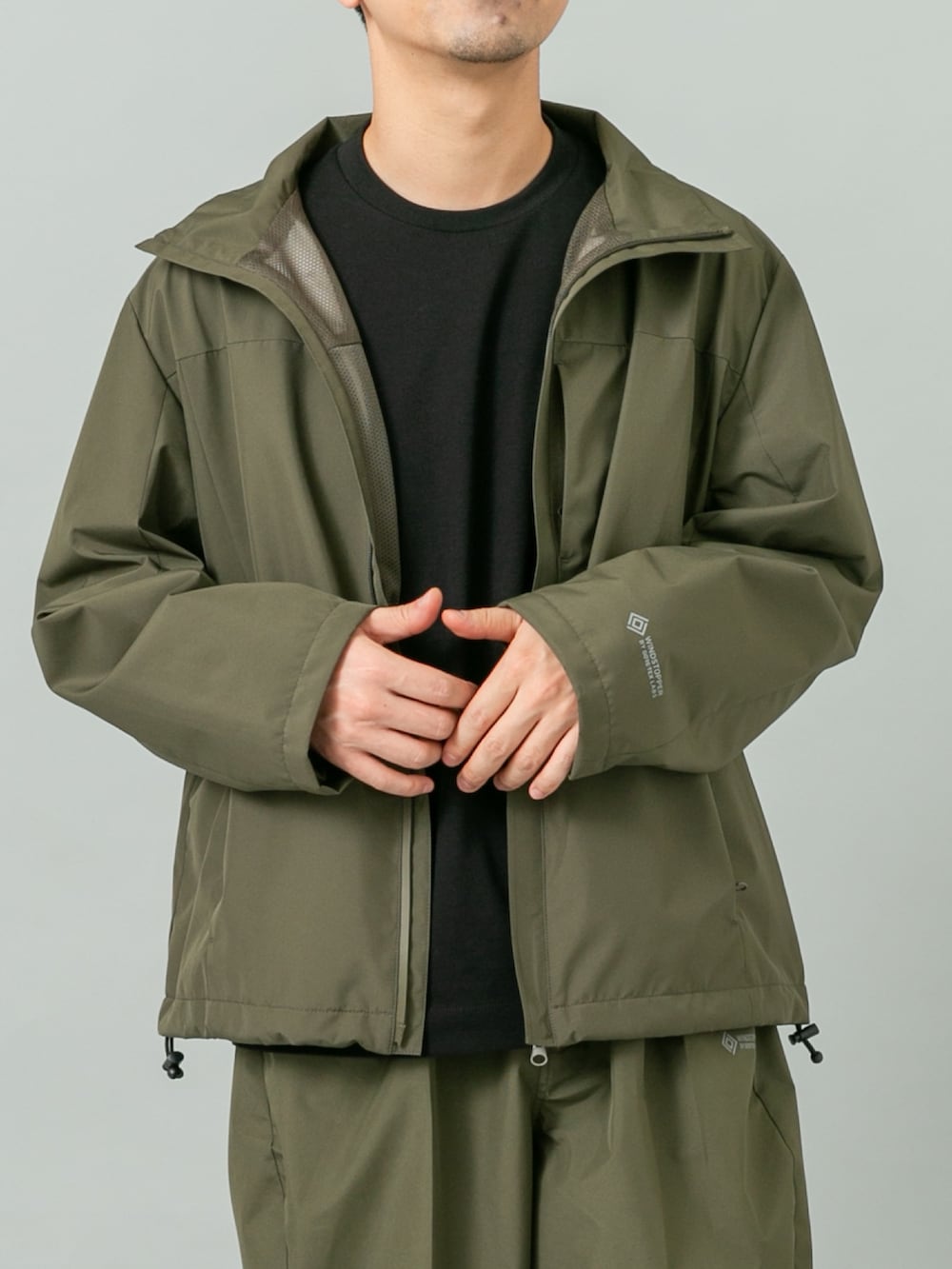 グリーン系のブルゾン、グリーン系のその他パンツを着用したメンズの冬コーディネートの2枚目の写真