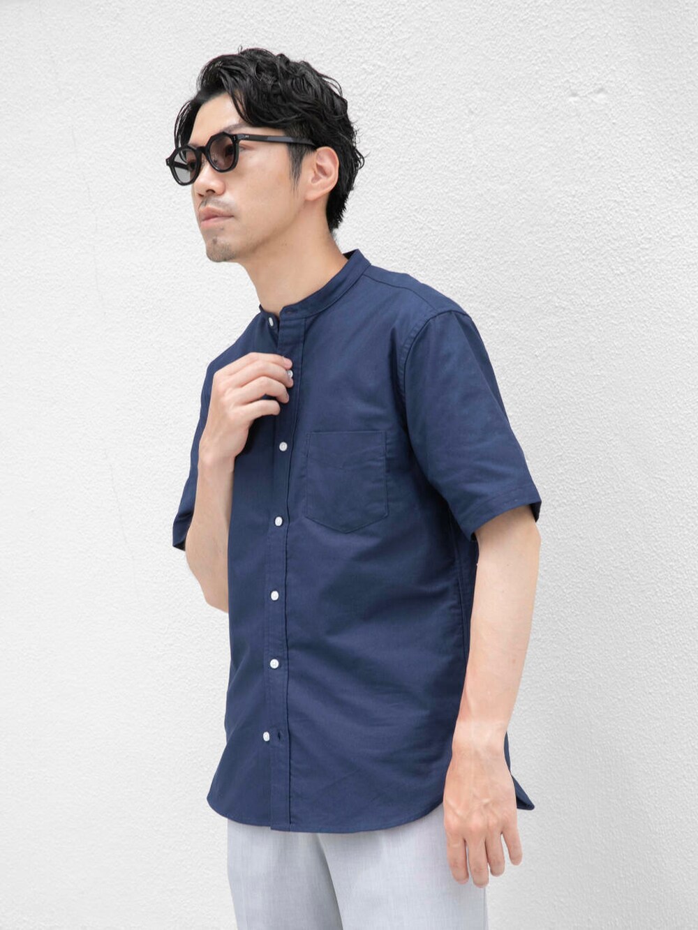 ブルー系のシャツ/ブラウス、グレー系のその他パンツを着用したメンズの春コーディネートの2枚目の写真