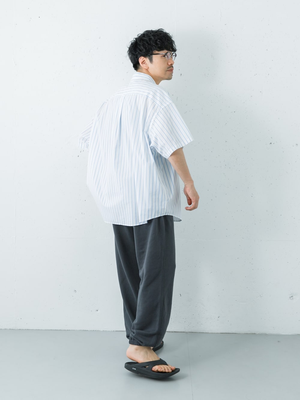 ブラック系のサンダル、グレー系のスウェットパンツ、ホワイト系のシャツ/ブラウスを着用したメンズの夏コーディネートの6枚目の写真