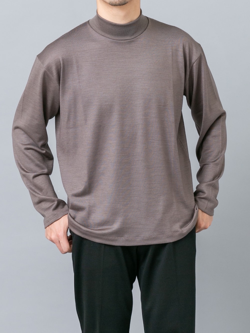 ベージュ系のTシャツ/カットソー、ブラック系のシャツ/ブラウス、ブラック系のその他パンツを着用したメンズの夏コーディネートの4枚目の写真