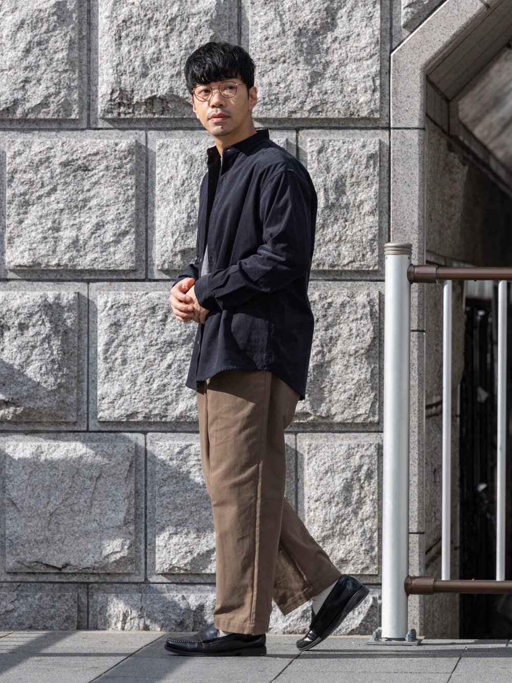 グレー系のニット/セーター、ベージュ系のその他パンツ、グレー系のシャツ/ブラウスを着用したメンズの冬コーディネートの4枚目の写真