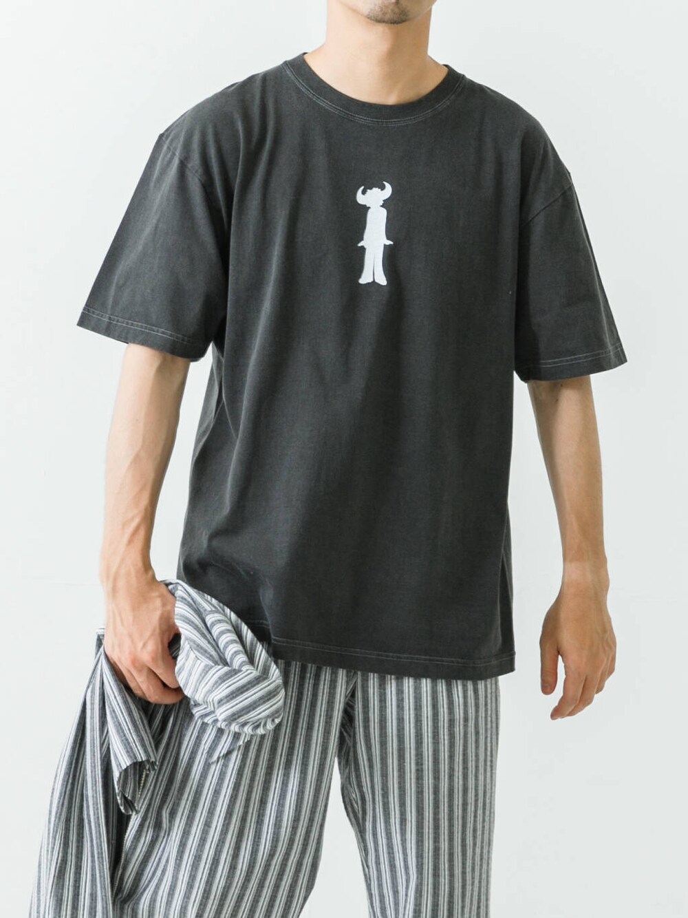 ブラック系のシャツ/ブラウス、ブラック系のその他パンツ、ブラック系のTシャツ/カットソーを着用したメンズの夏コーディネートの2枚目の写真