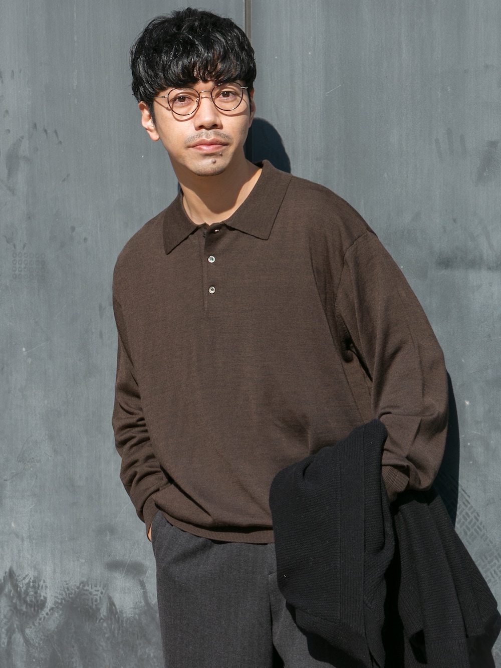 ブラウン系のニット/セーター、ブラック系のカーディガン/ボレロ、グレー系のその他パンツを着用したメンズの秋コーディネートの5枚目の写真