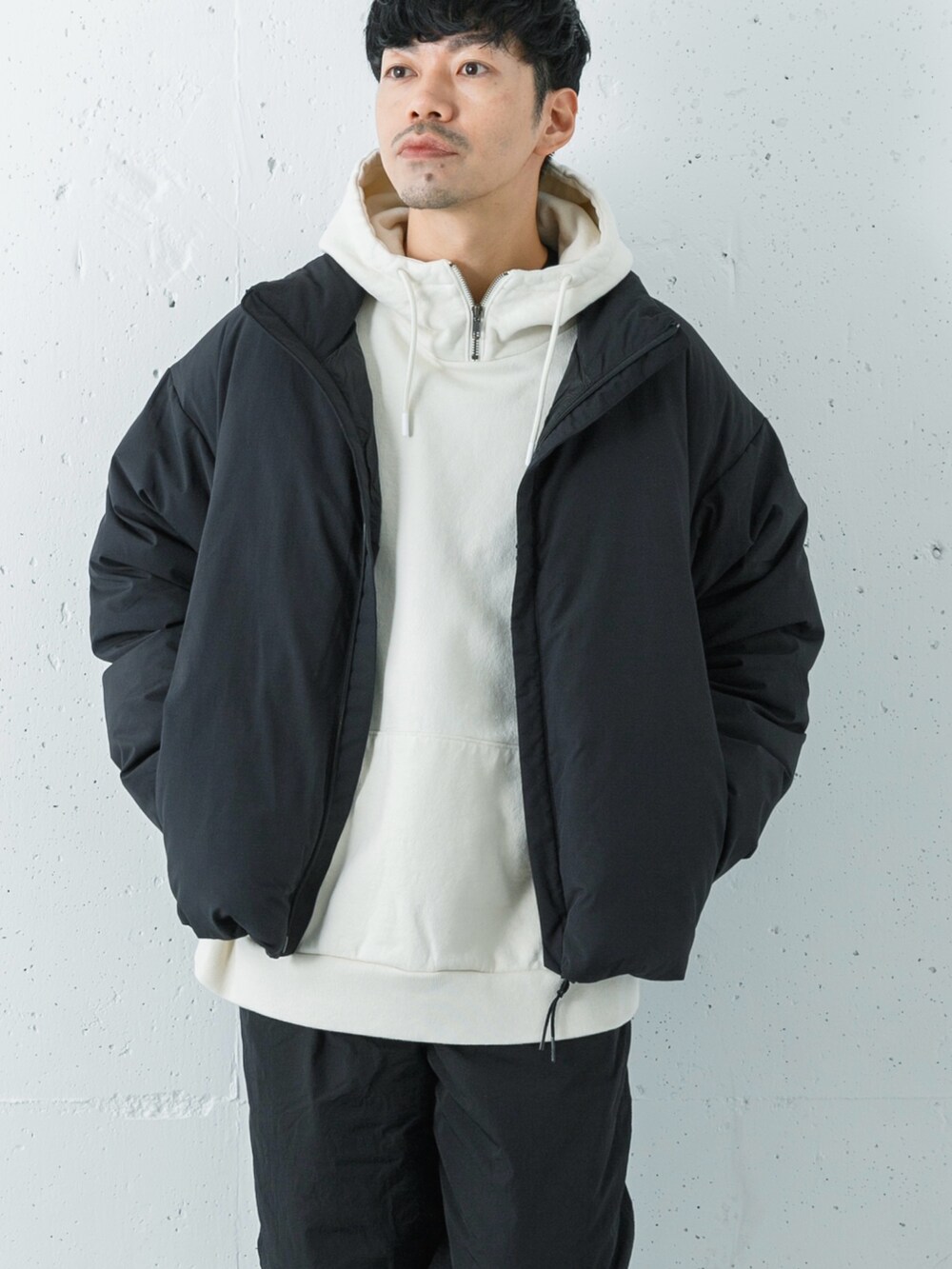 ホワイト系のスウェット、ブラック系のダウンジャケット/コート、ブラック系のその他パンツを着用したメンズの秋コーディネートの2枚目の写真