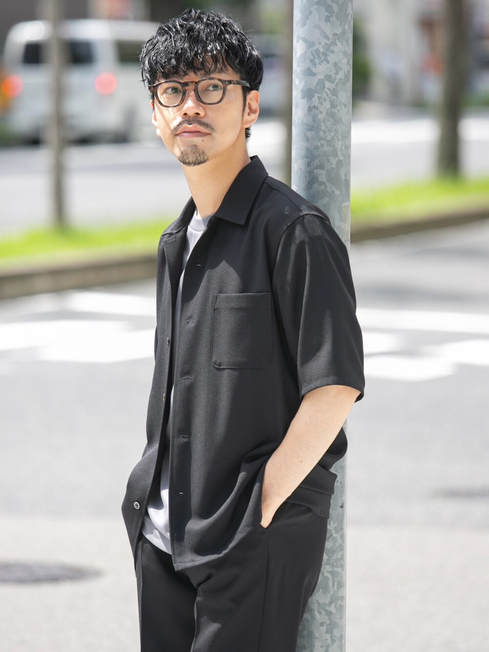 ブラック系のシャツ/ブラウス、グレー系のTシャツ/カットソー、ブラック系のその他パンツを着用したメンズの夏コーディネートの2枚目の写真