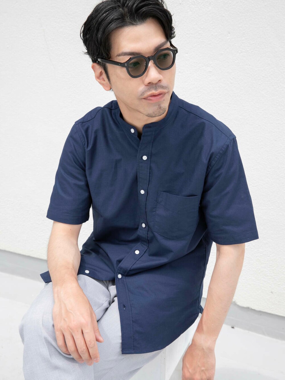 ブルー系のシャツ/ブラウス、グレー系のその他パンツを着用したメンズの春コーディネートの3枚目の写真