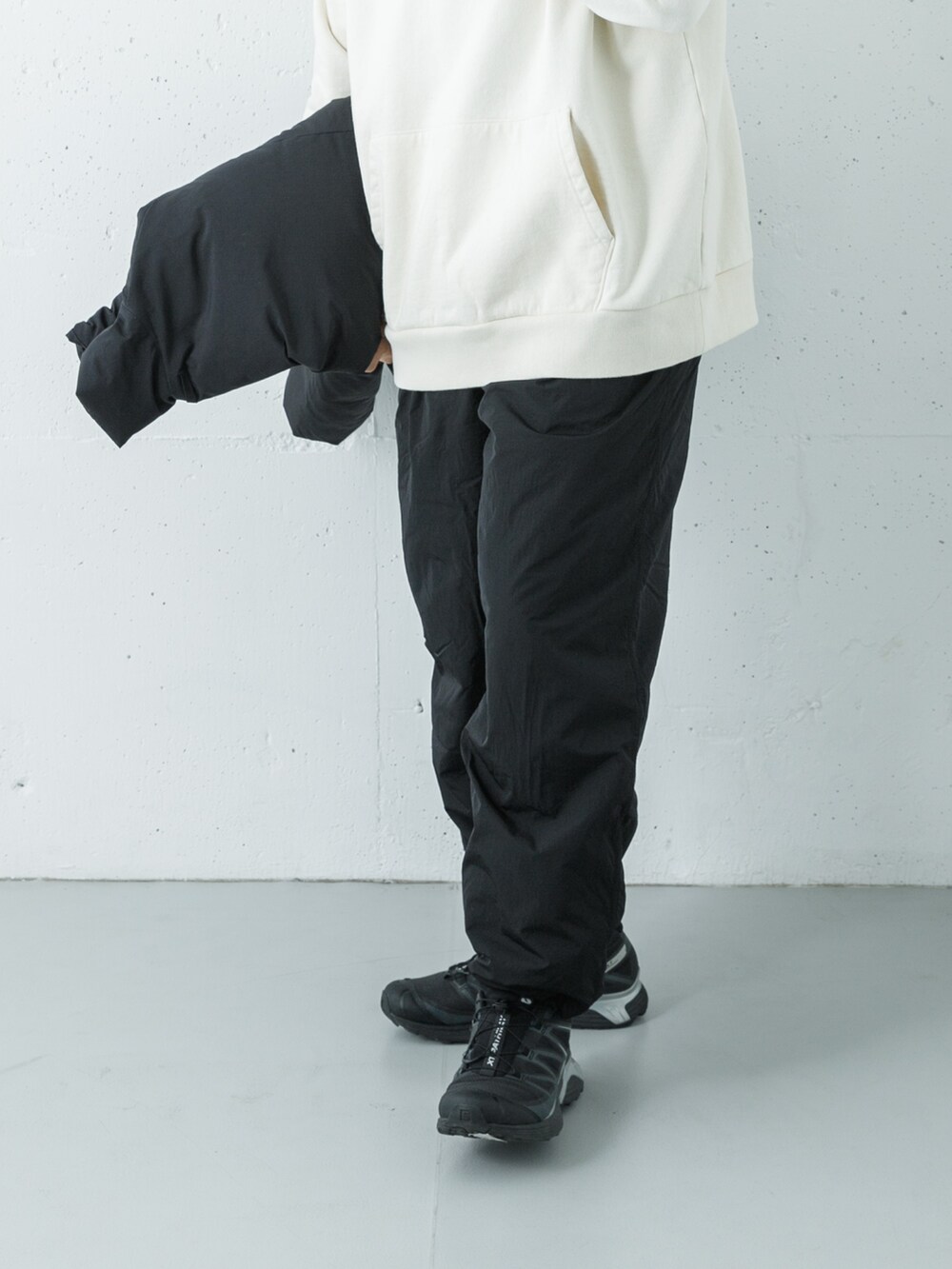 ホワイト系のスウェット、ブラック系のダウンジャケット/コート、ブラック系のその他パンツを着用したメンズの秋コーディネートの4枚目の写真