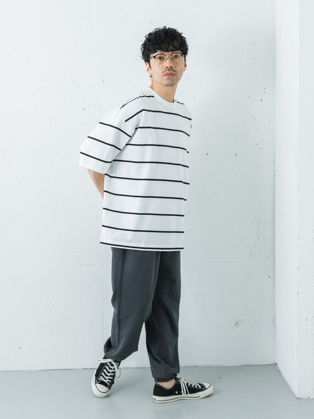 ホワイト系のTシャツ/カットソー、グレー系のスウェットパンツを着用したメンズの夏コーディネートの5枚目の写真