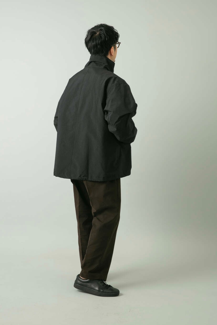 ブラウン系のその他パンツ、ブラック系のモッズコートを着用したメンズの秋コーディネートの8枚目の写真