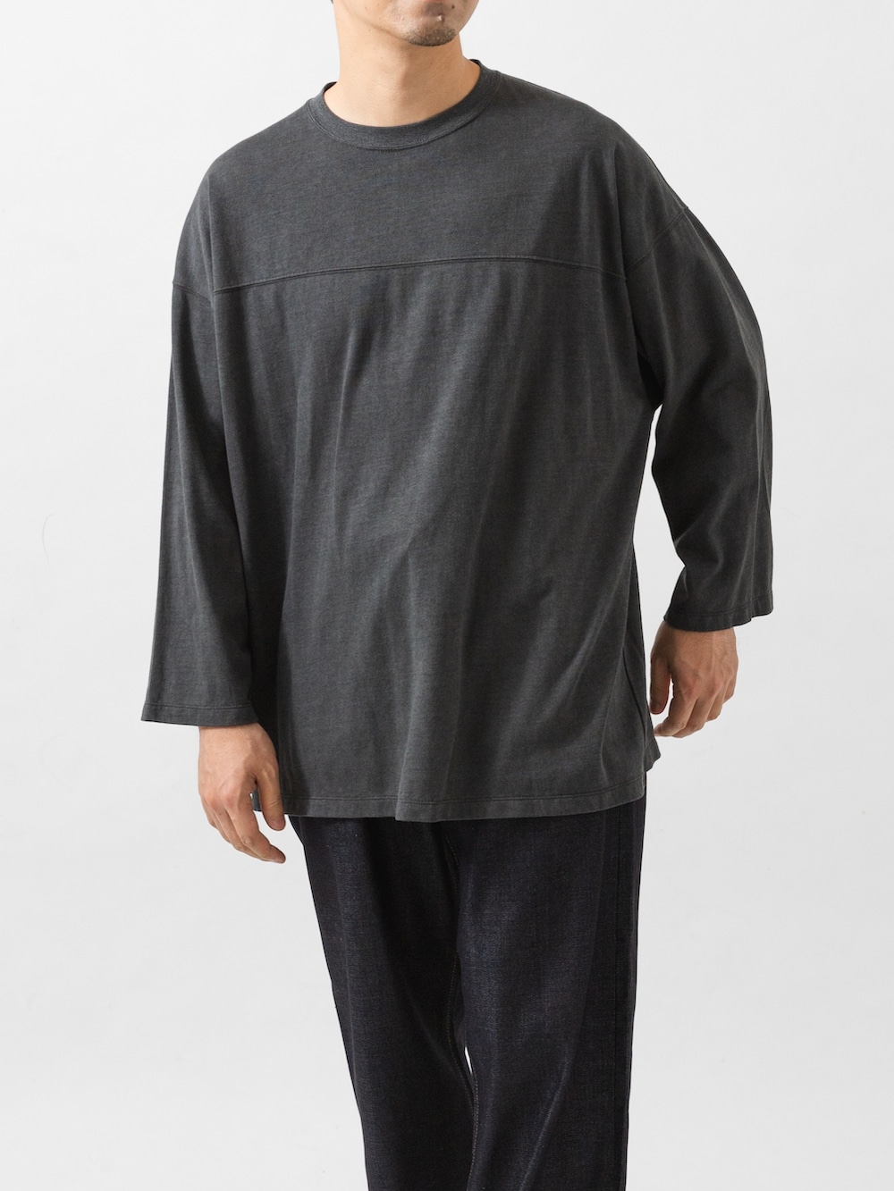ブラック系のサンダル、ブルー系のデニムパンツ、ブラック系のTシャツ/カットソーを着用したメンズの夏コーディネートの2枚目の写真