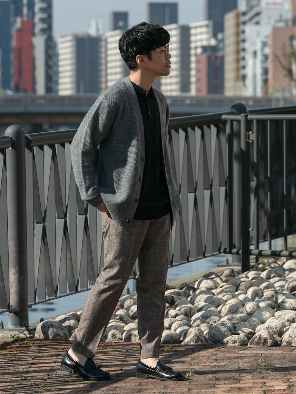 ブラウン系のスラックス、ブルー系のニット/セーター、グレー系のカーディガン/ボレロを着用したメンズの冬コーディネートの6枚目の写真