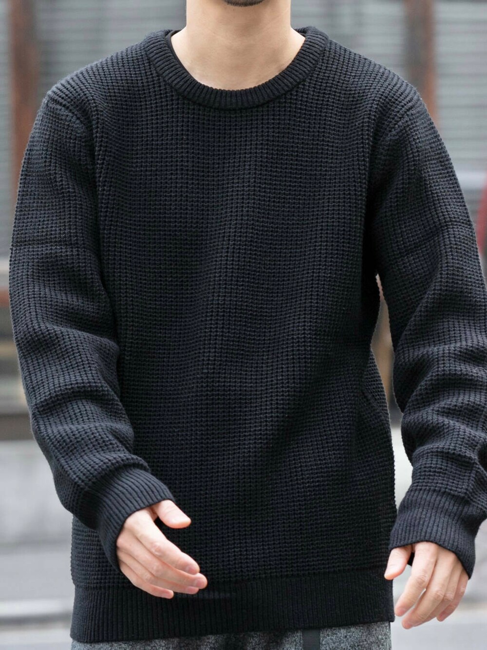 グレー系のその他パンツ、ブラック系のニット/セーターを着用したメンズの冬コーディネートの4枚目の写真