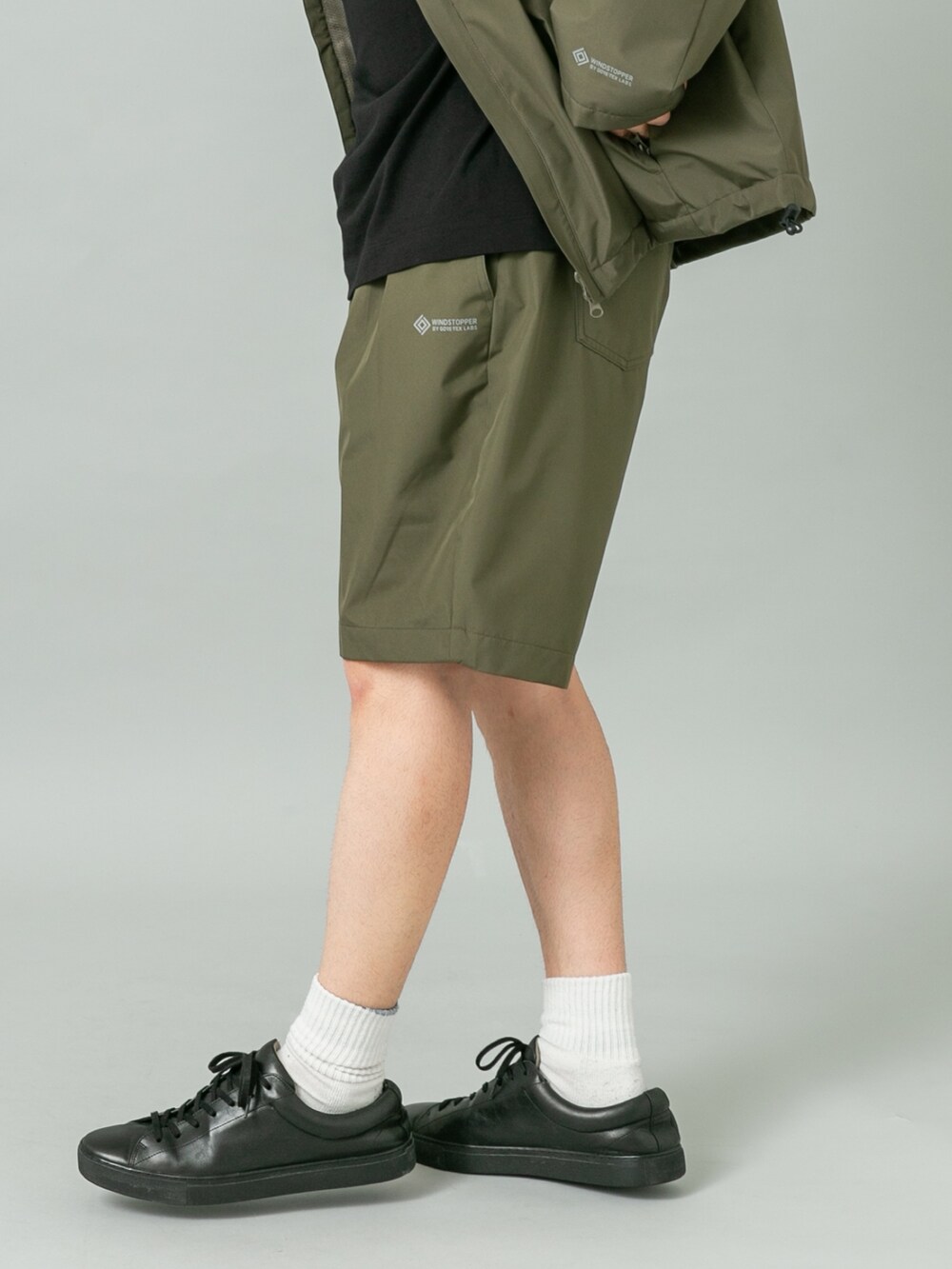 グリーン系のブルゾン、グリーン系のその他パンツを着用したメンズの冬コーディネートの3枚目の写真