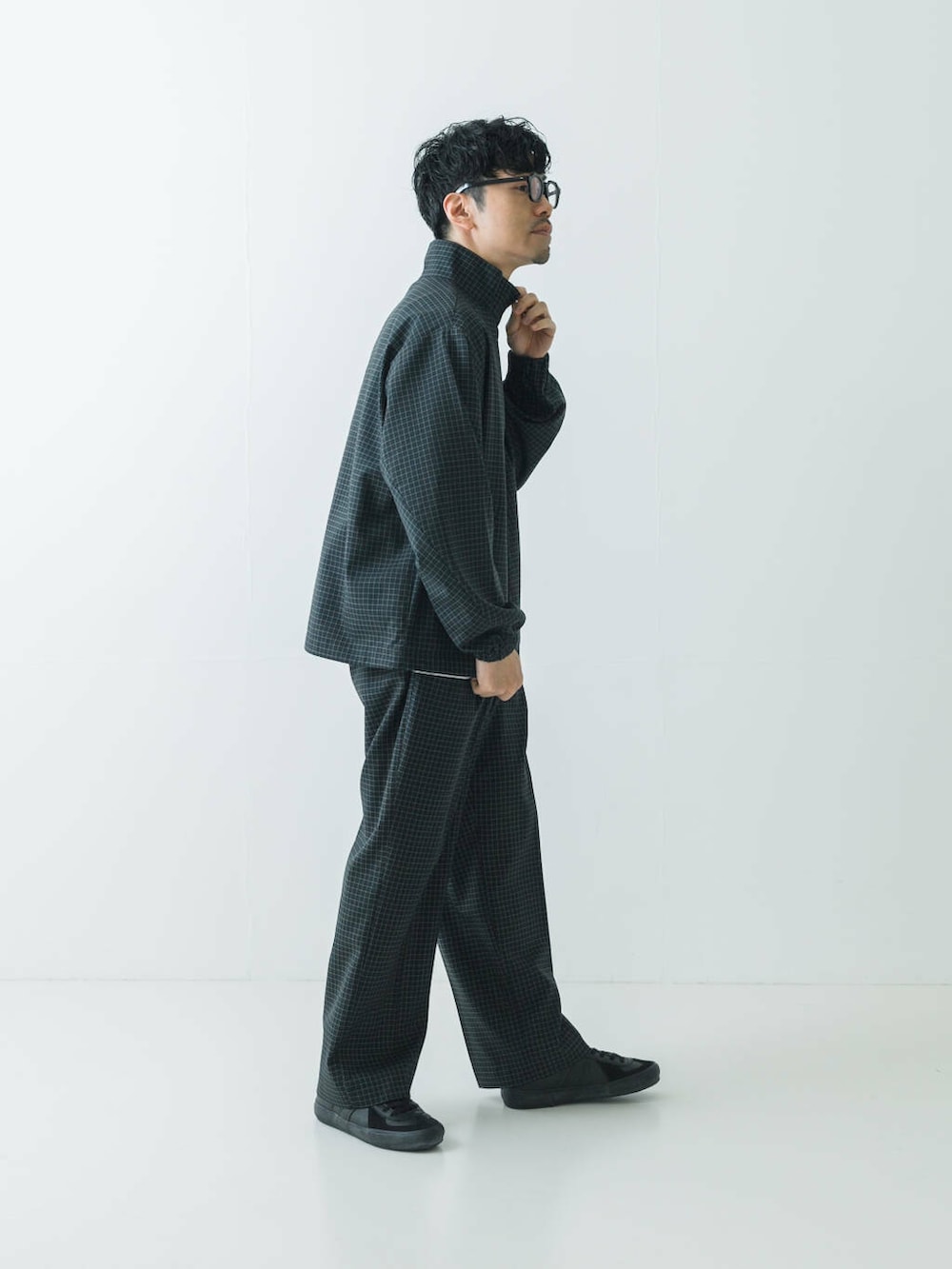 ブラック系のブルゾン、ブラック系のその他パンツを着用したメンズの春コーディネートの5枚目の写真