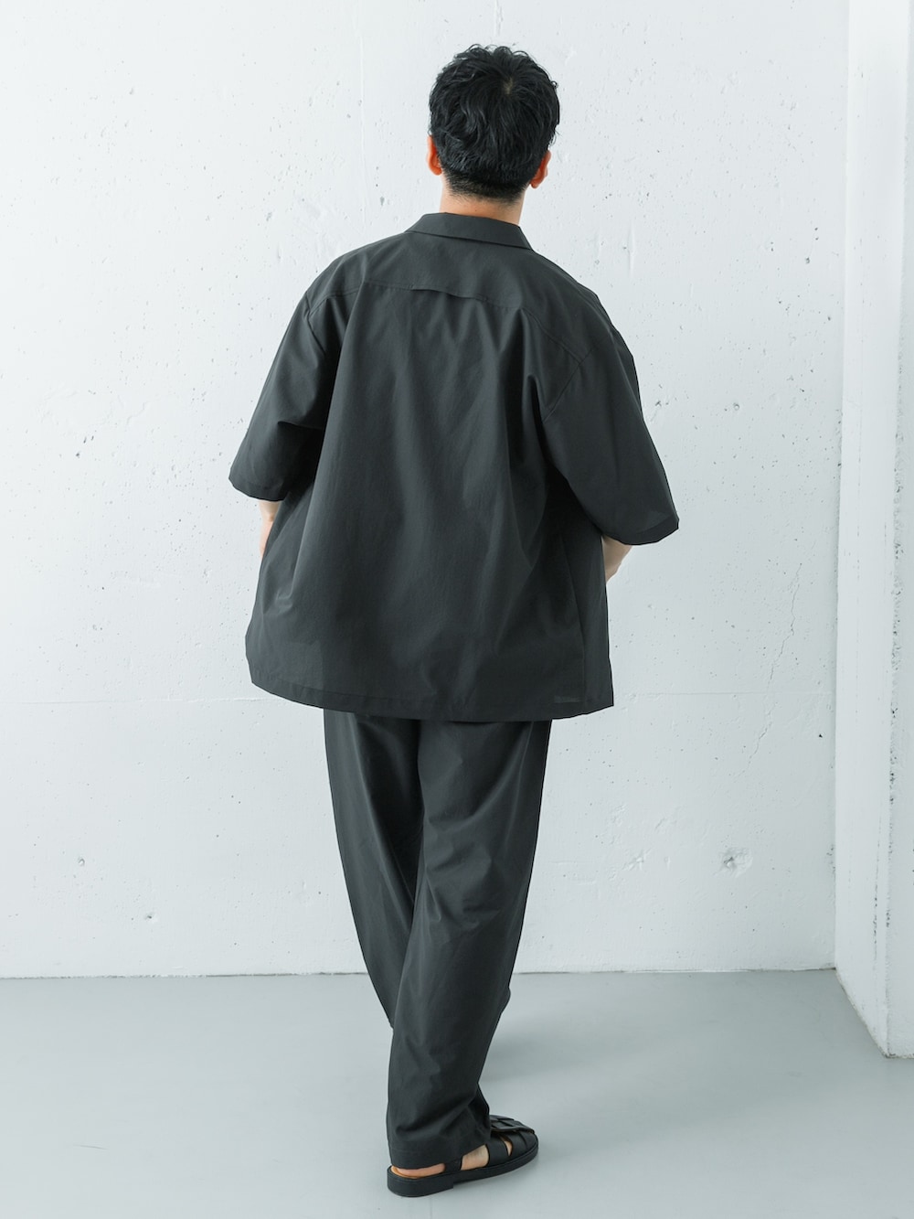 グレー系のシャツ/ブラウス、グレー系のその他パンツを着用したメンズの春コーディネートの6枚目の写真