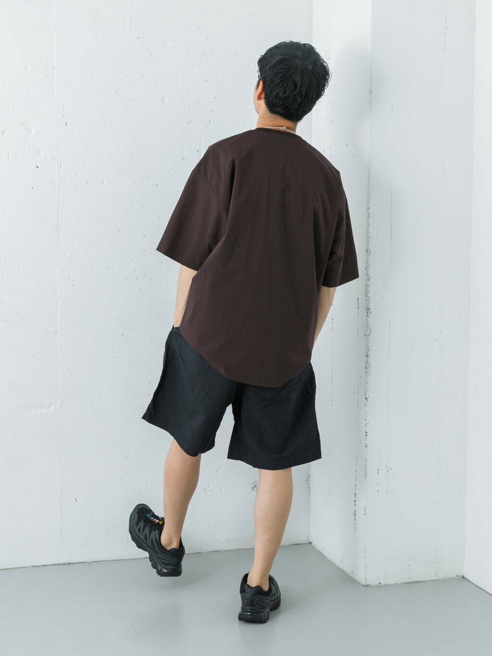 ブラック系のその他パンツ、ブラック系のスニーカー、レッド系のTシャツ/カットソーを着用したメンズの夏コーディネートの6枚目の写真