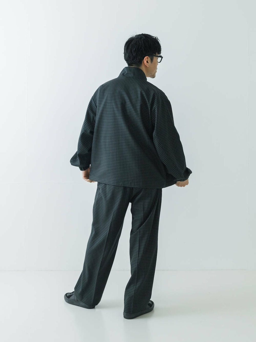 ブラック系のブルゾン、ブラック系のその他パンツを着用したメンズの春コーディネートの6枚目の写真