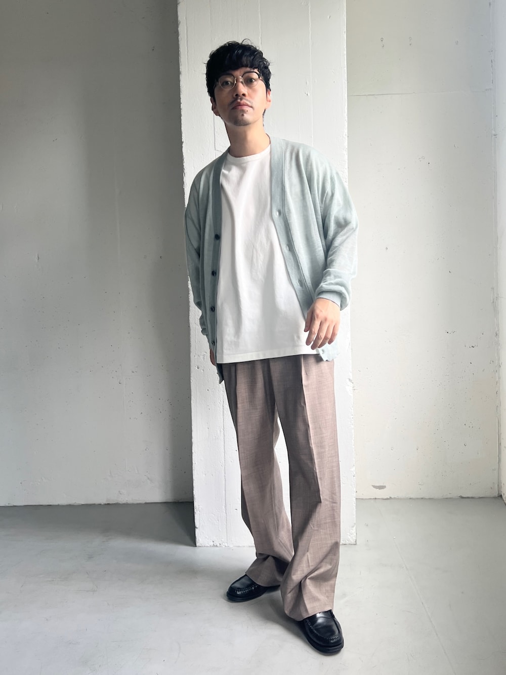 ブルー系のニット/セーター、ベージュ系のその他パンツ、ホワイト系のTシャツ/カットソーを着用したメンズの夏コーディネートの2枚目の写真