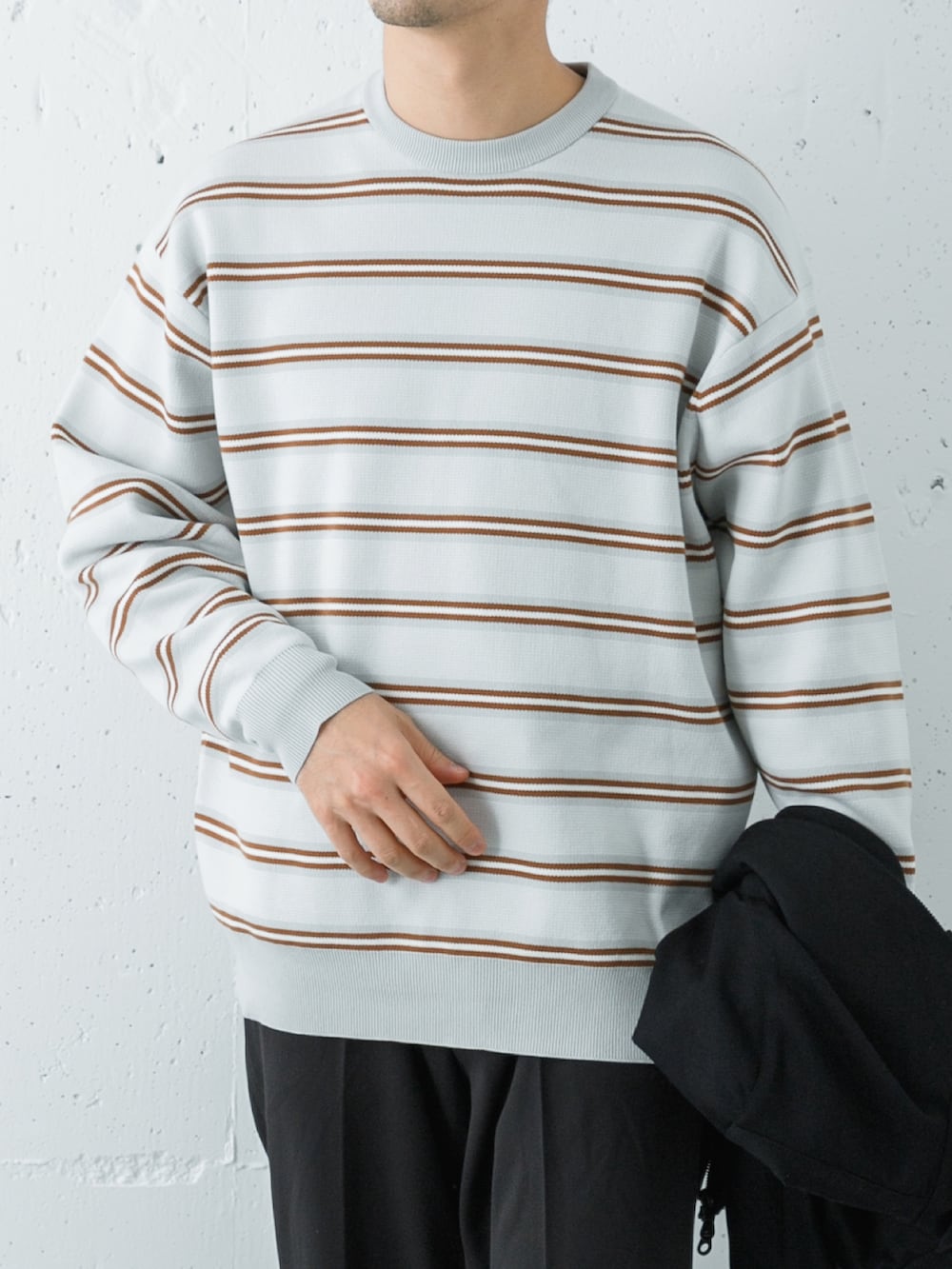 ブラック系のブルゾン、ブラック系のスニーカー、ブラック系のその他パンツを着用したメンズの冬コーディネートの4枚目の写真