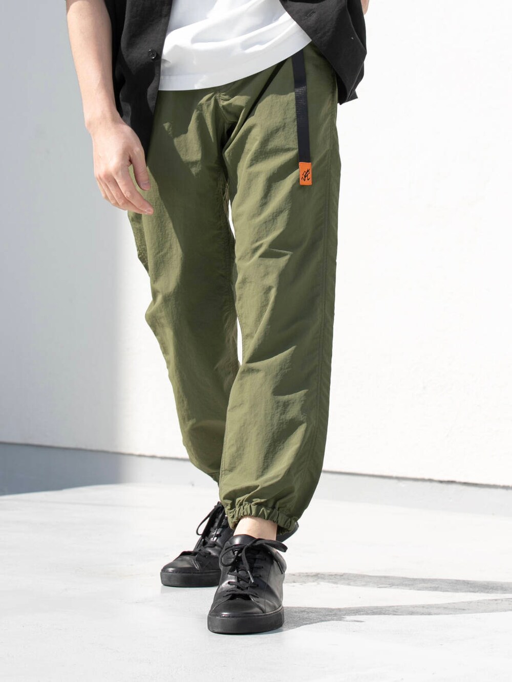 グリーン系のその他パンツ、ブラック系のシャツ/ブラウスを着用したメンズの春コーディネートの3枚目の写真