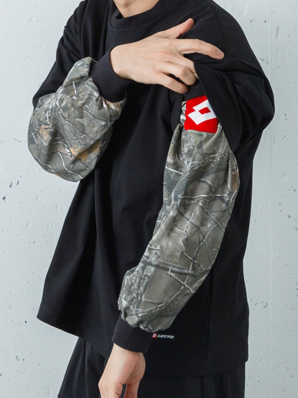 ブラック系のTシャツ/カットソー、その他のTシャツ/カットソー、ブラック系のその他パンツを着用したメンズの春コーディネートの5枚目の写真