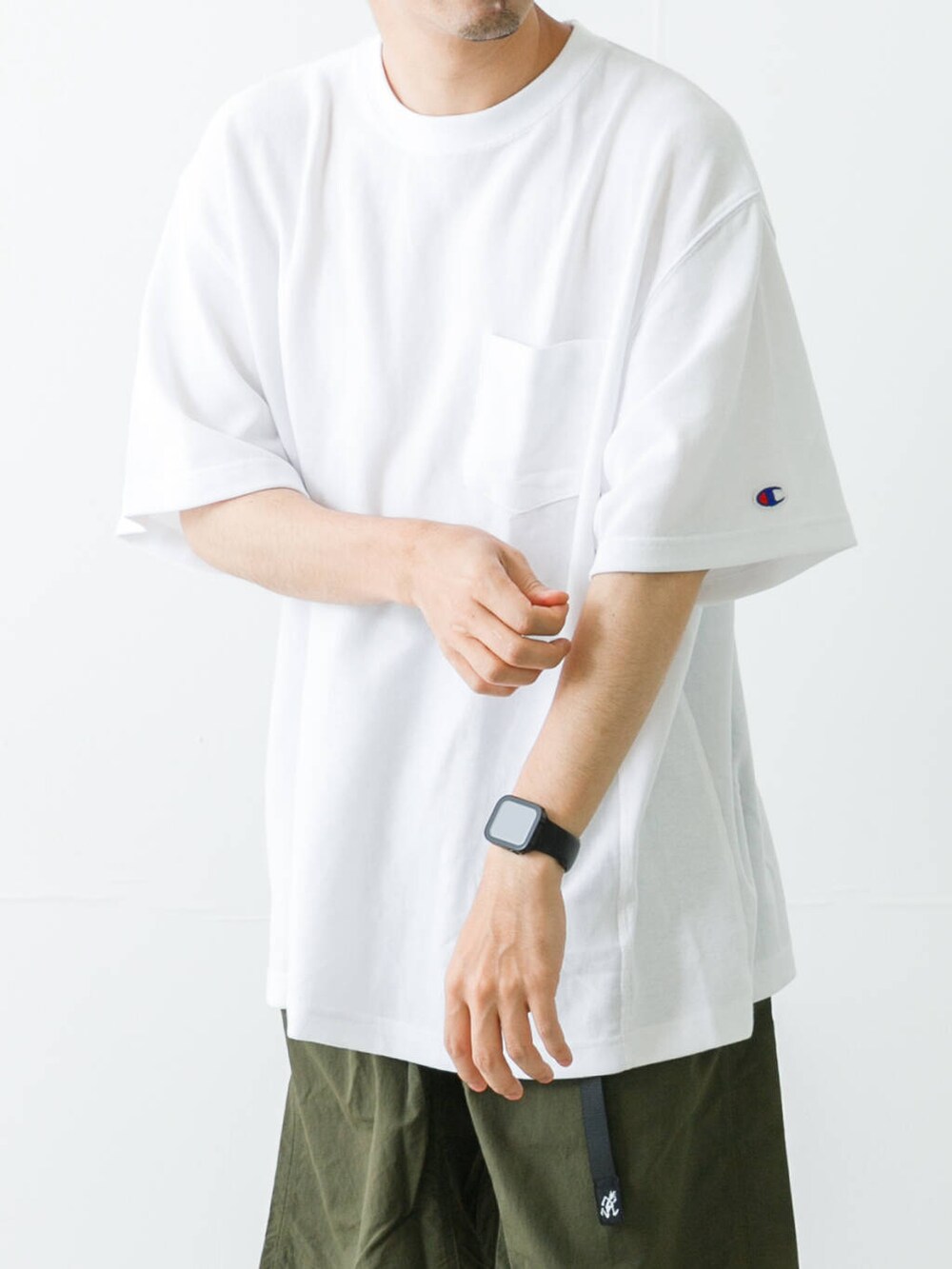 グリーン系のその他パンツ、グレー系のサンダル、ホワイト系のTシャツ/カットソーを着用したメンズの春コーディネートの2枚目の写真