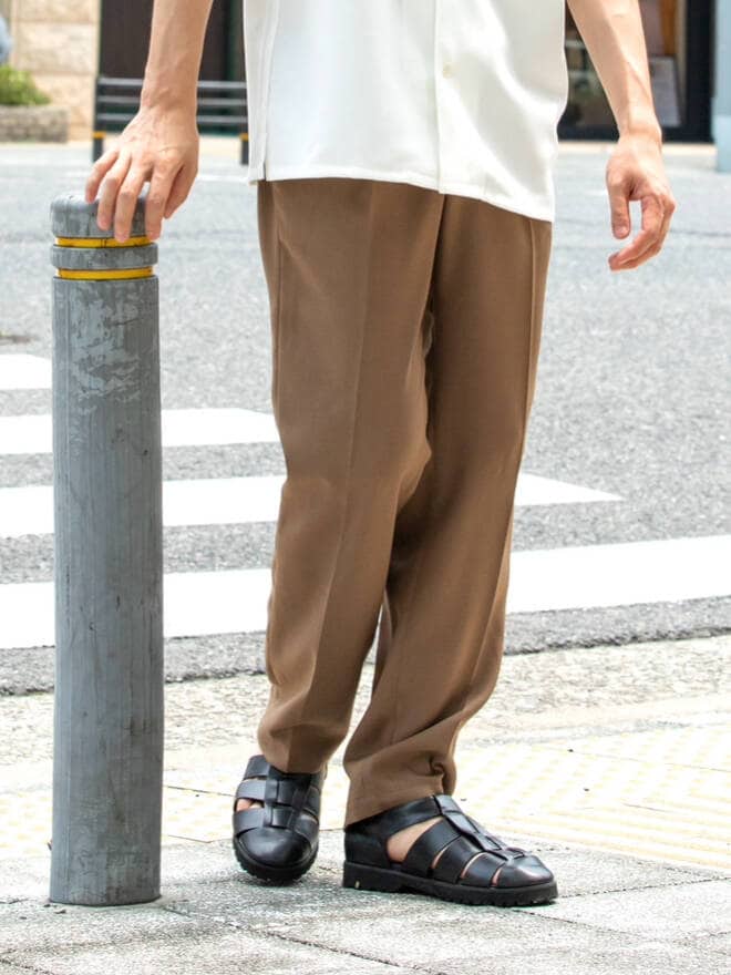 ホワイト系のシャツ/ブラウス、ブラウン系のその他パンツを着用したメンズの夏コーディネートの3枚目の写真