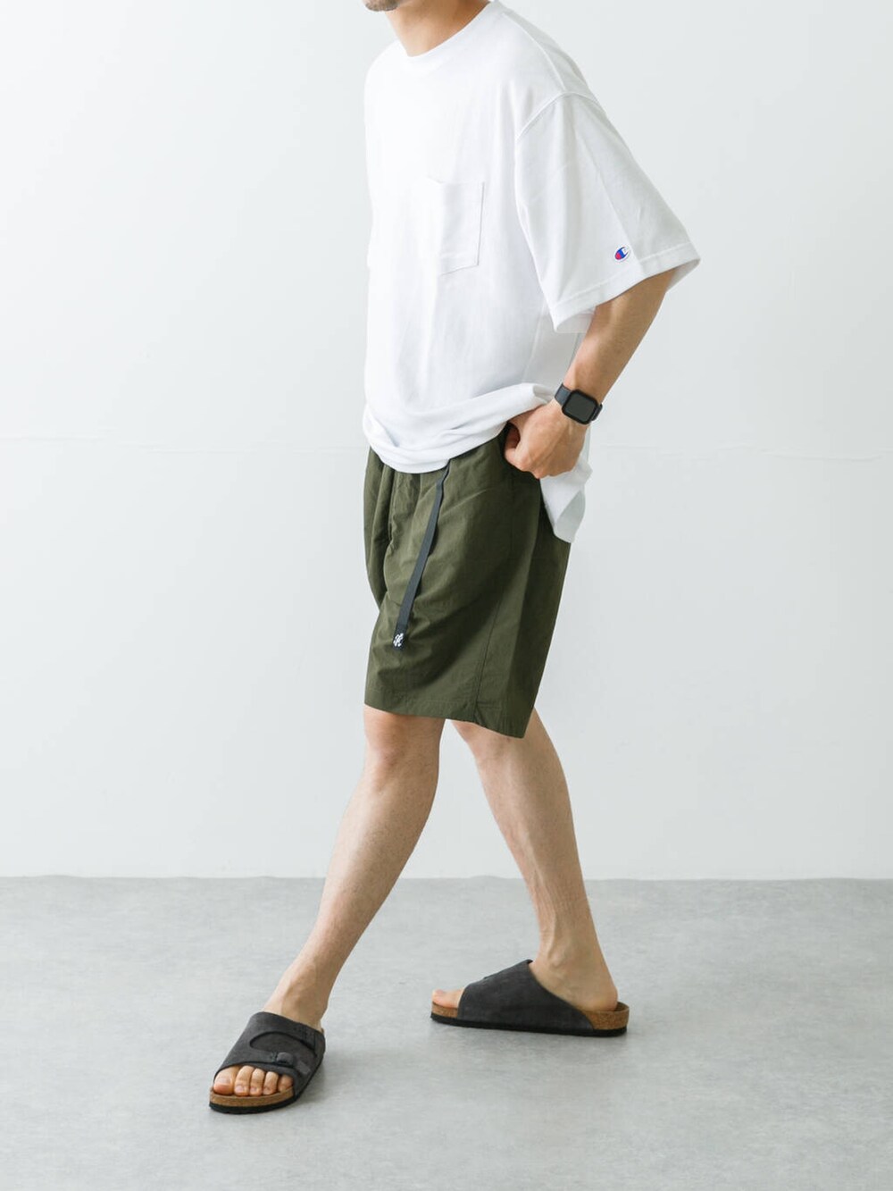 グリーン系のその他パンツ、グレー系のサンダル、ホワイト系のTシャツ/カットソーを着用したメンズの春コーディネートの5枚目の写真