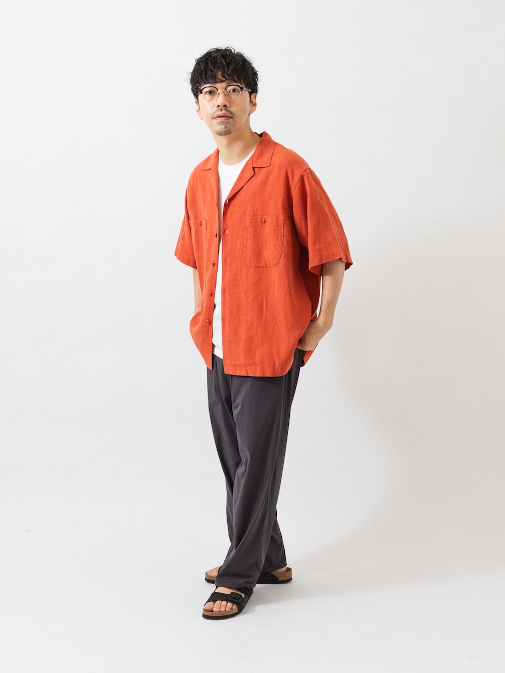 オレンジ系のシャツ/ブラウス、グレー系のその他パンツ、ホワイト系のTシャツ/カットソーを着用したメンズの夏コーディネートの8枚目の写真