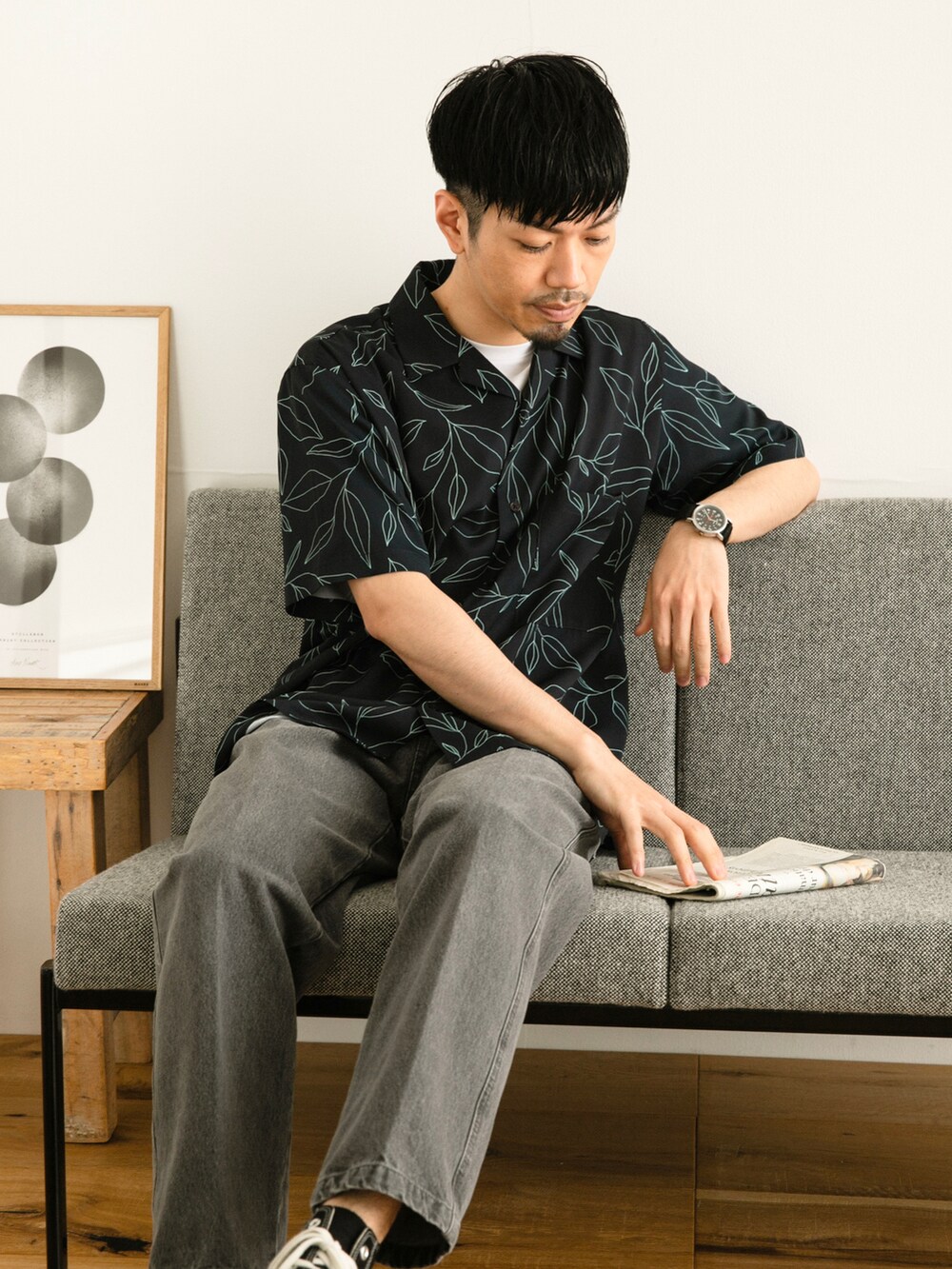 ブルー系のシャツ/ブラウス、グレー系のデニムパンツ、ホワイト系のその他を着用したメンズの春コーディネートの2枚目の写真