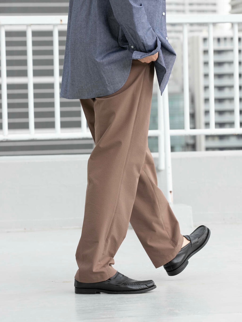 ブルー系のシャツ/ブラウス、ブラウン系のその他パンツを着用したメンズの春コーディネートの4枚目の写真