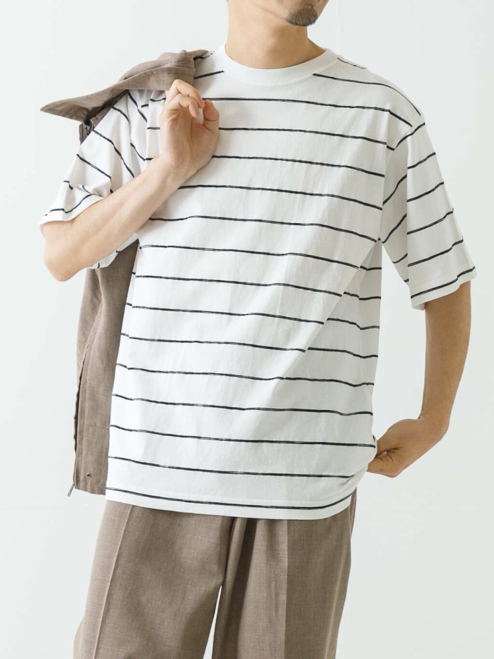 「セットアップ、きれいめカジュアル、春コーデ、30代、メガネ男子、春カラーコーデ、春のジャケットスタイル」｜「URBAN RESEARCHのLINEN PIN HEAD TUCK PANTS（その他パンツ、グレー系）」を使った、horiguchiさん（メンズ・172cm）の春コーディネートの4枚目の写真