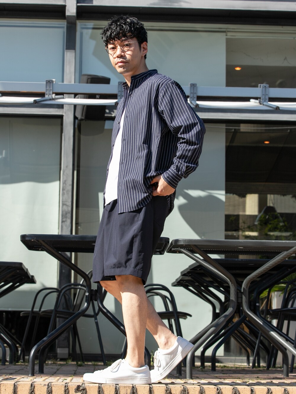 ブルー系のその他パンツ、ホワイト系のTシャツ/カットソー、ブルー系のシャツ/ブラウスを着用したメンズの春コーディネートの4枚目の写真