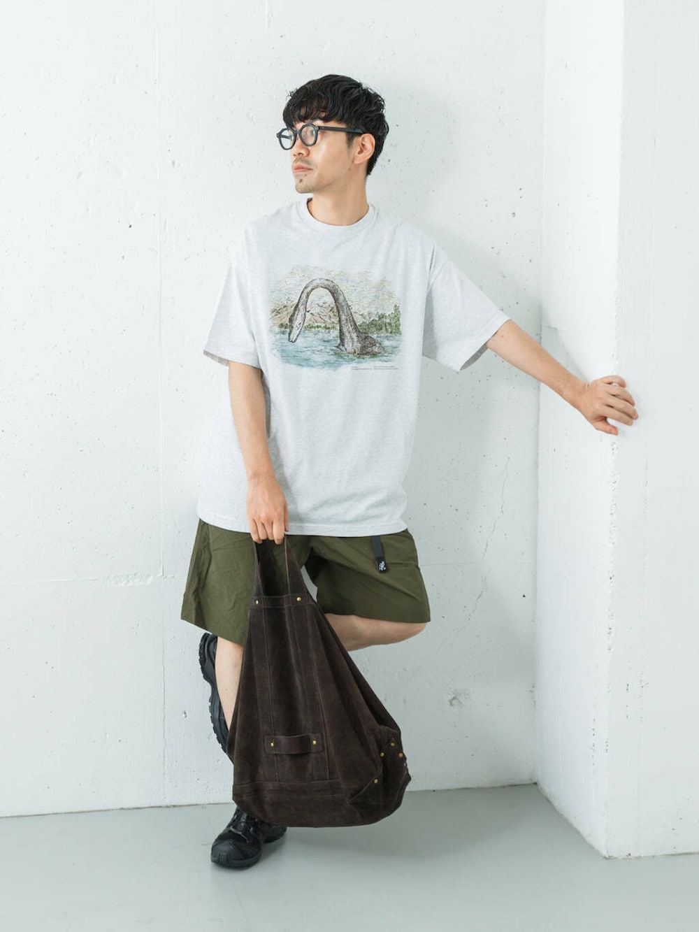 グリーン系のその他パンツ、ブラック系のスニーカーを着用したメンズの夏コーディネートの3枚目の写真