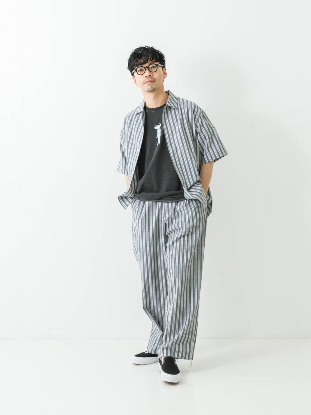 ブラック系のシャツ/ブラウス、ブラック系のその他パンツ、ブラック系のTシャツ/カットソーを着用したメンズの夏コーディネートの4枚目の写真