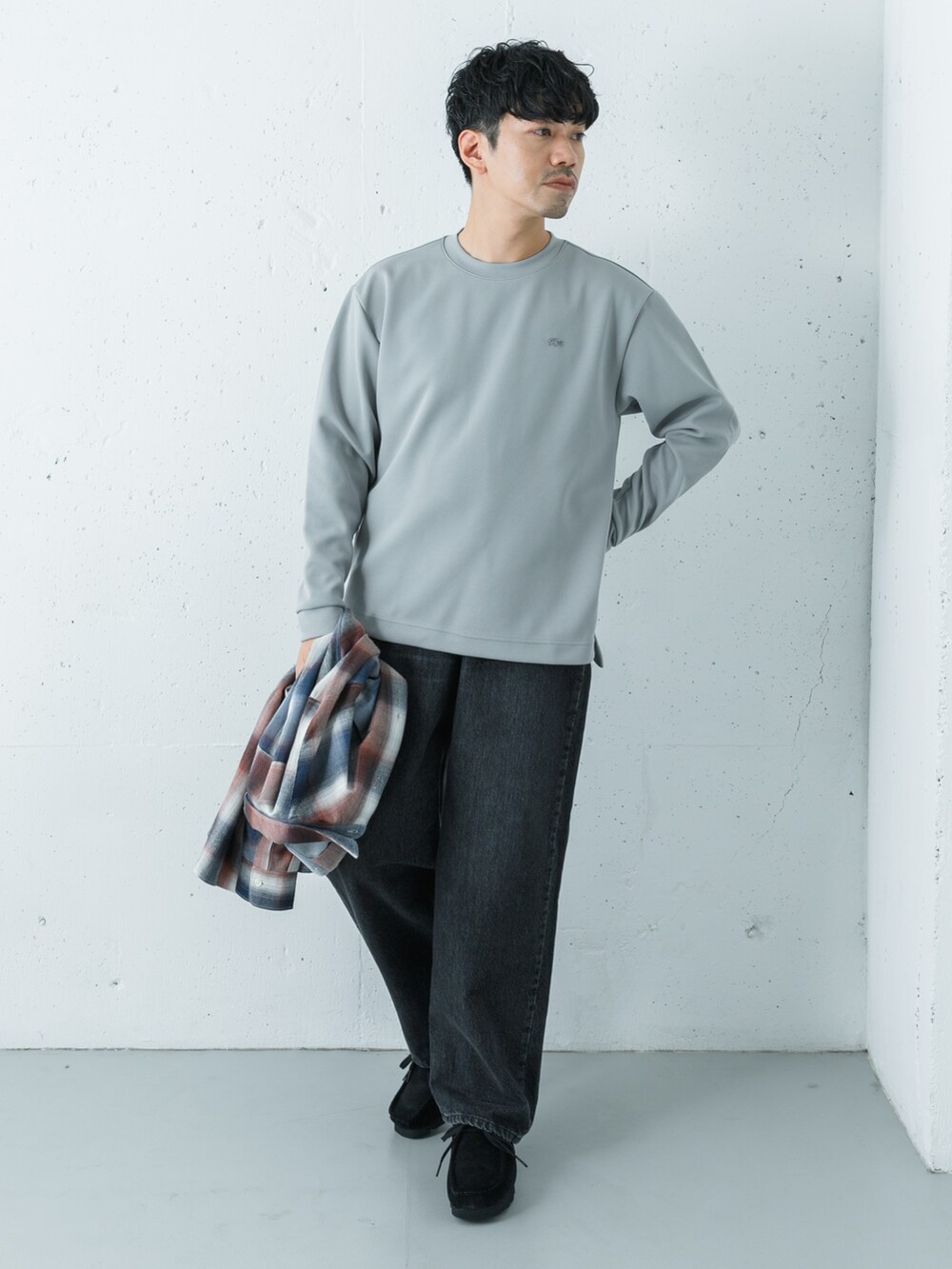 その他のシャツ/ブラウス、ブラック系のデニムパンツ、グレー系のTシャツ/カットソーを着用したメンズの秋コーディネートの4枚目の写真