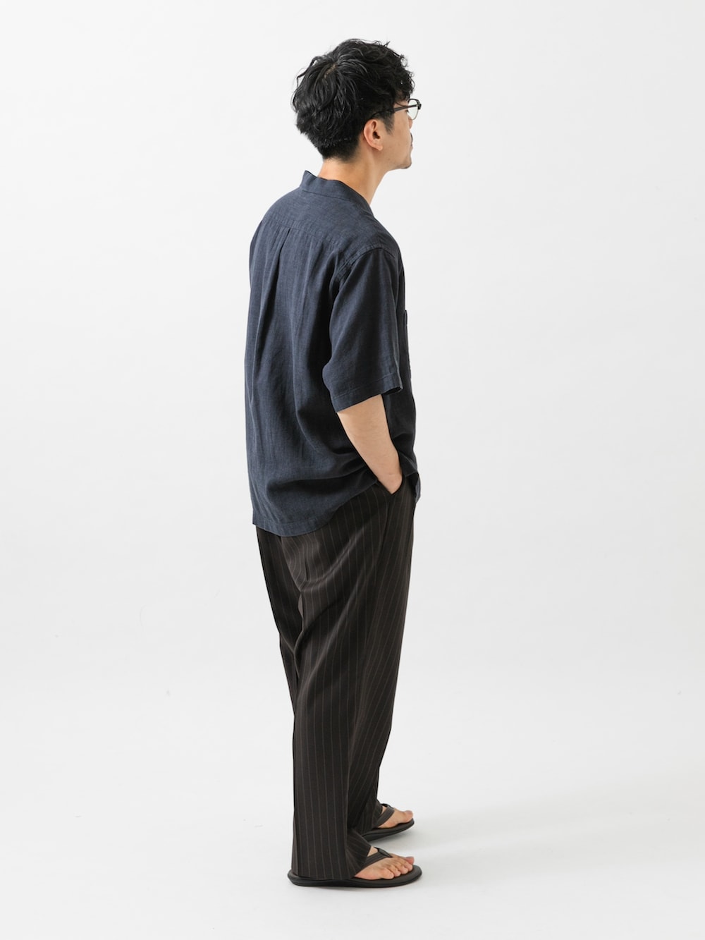 ブルー系のシャツ/ブラウス、ブラウン系のその他パンツ、ブラウン系のサンダルを着用したメンズの夏コーディネートの5枚目の写真