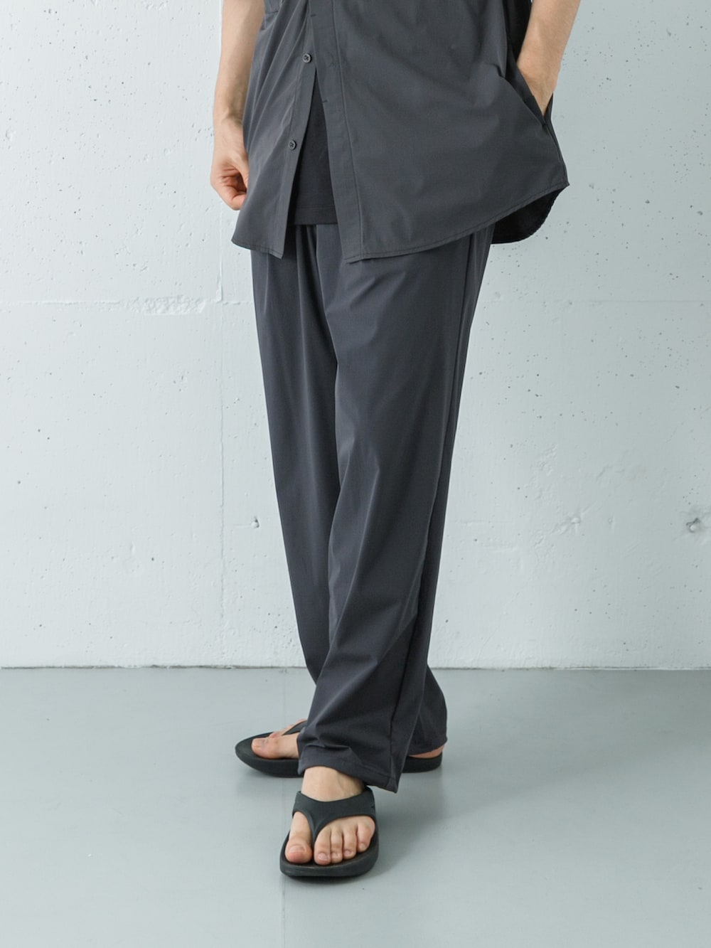 グレー系のシャツ/ブラウス、グレー系のその他パンツ、ブラック系のサンダルを着用したメンズの夏コーディネートの3枚目の写真