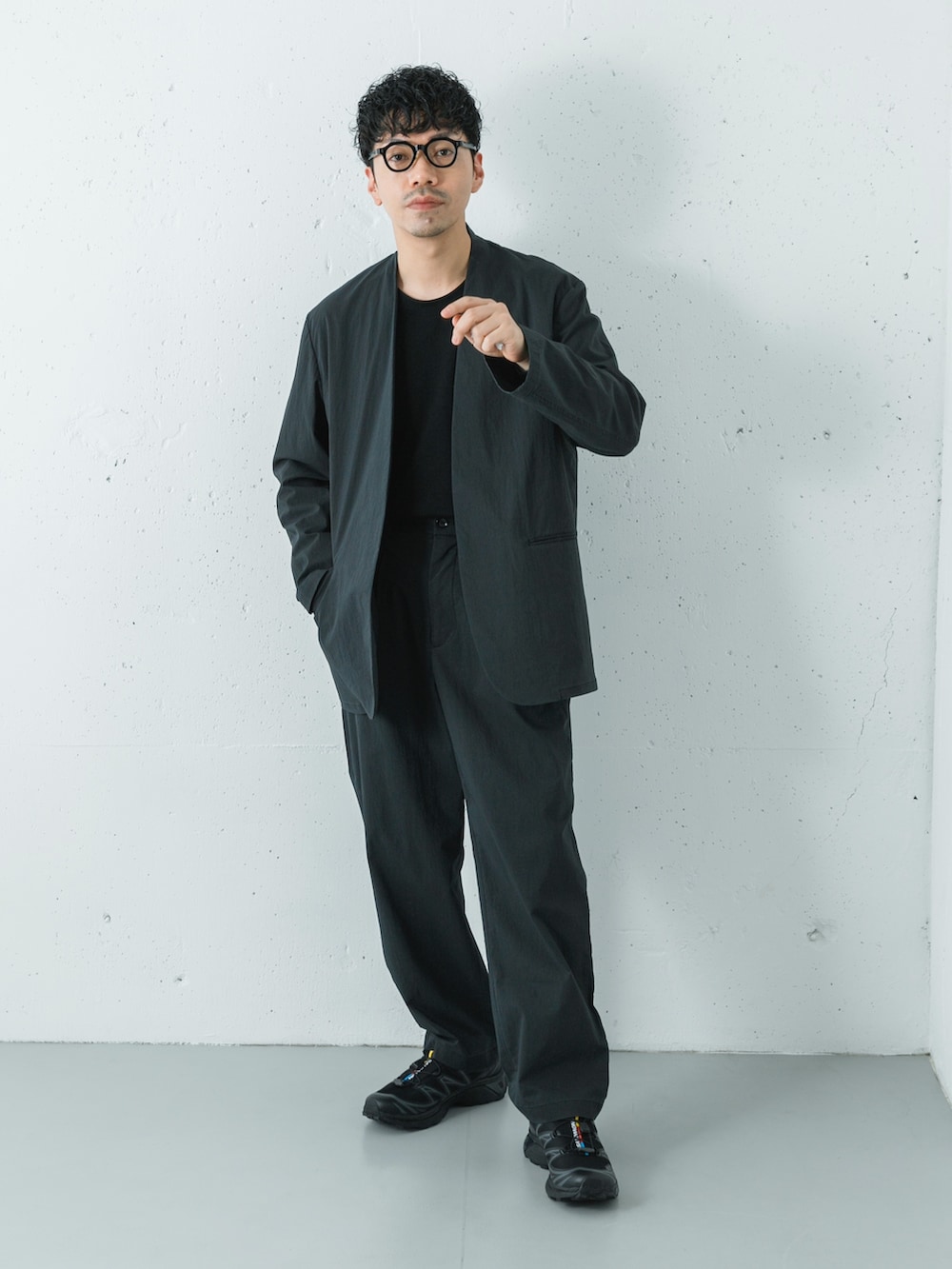 ブラック系のその他アウター、ブラック系のスニーカー、ブラック系のその他パンツを着用したメンズの冬コーディネートの7枚目の写真