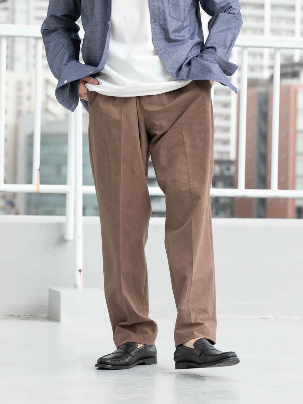 ブルー系のシャツ/ブラウス、ブラウン系のその他パンツを着用したメンズの春コーディネートの3枚目の写真