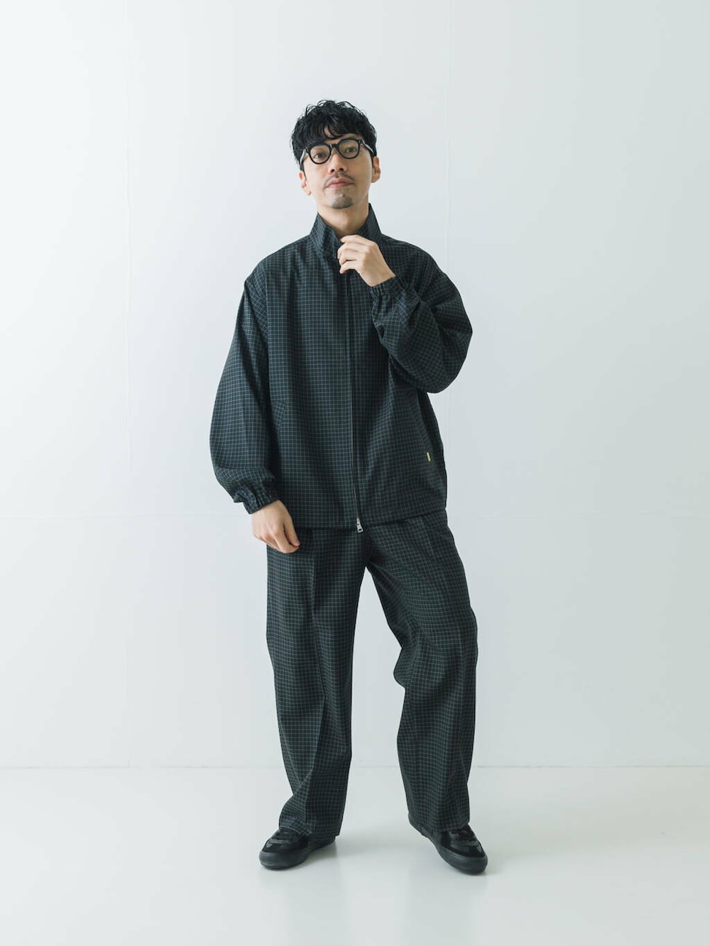 ブラック系のブルゾン、ブラック系のその他パンツを着用したメンズの春コーディネートの4枚目の写真