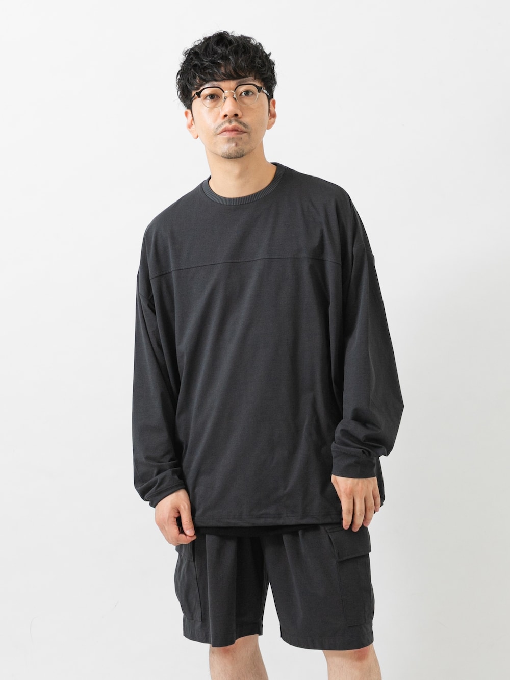 ブラック系のTシャツ/カットソー、グレー系のTシャツ/カットソー、グレー系のその他パンツを着用したメンズの夏コーディネートの4枚目の写真