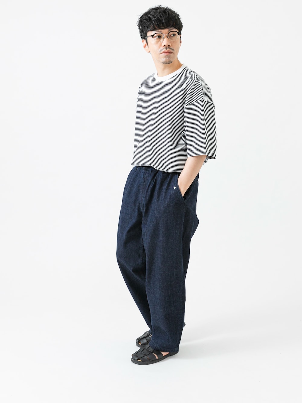 ホワイト系のTシャツ/カットソー、ブルー系のデニムパンツを着用したメンズの夏コーディネートの4枚目の写真